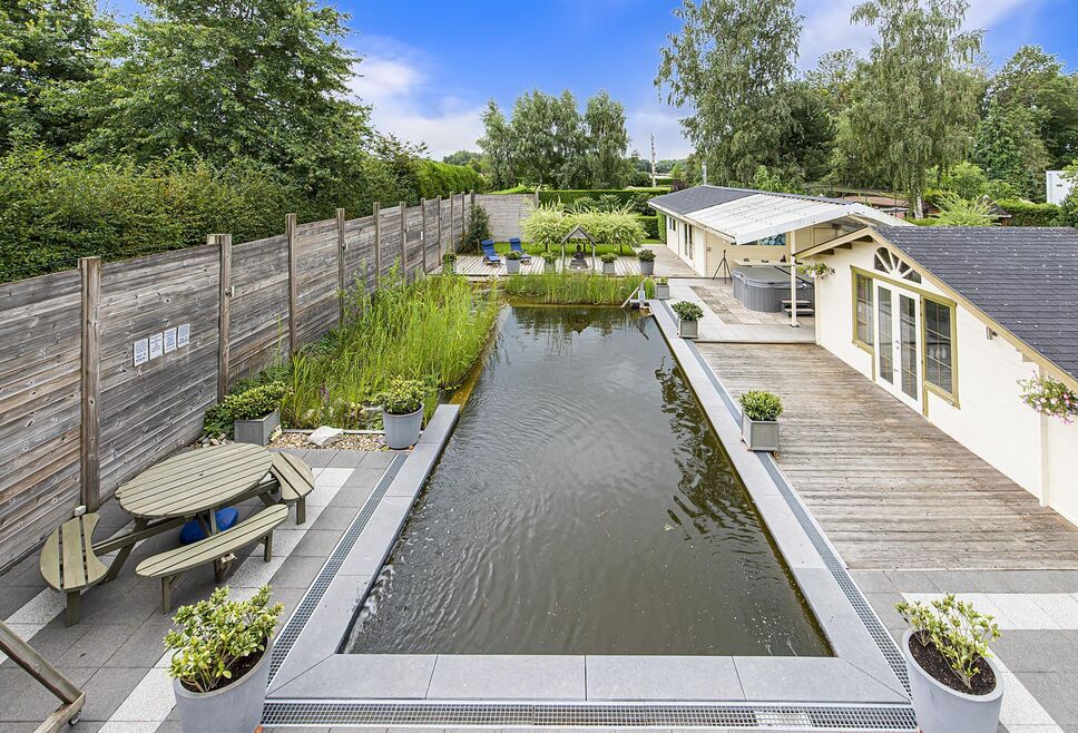 Prachtige villa met wellness nabij het Donkmeer te Berlare. 

Op zoek naar je eigen paradijs in de tuin? Ontspan en geniet van de biologische zwemvijver omringd door planten en terras. De 2 bijgebouwen zijn momenteel ingericht als massageruimte en relaxat