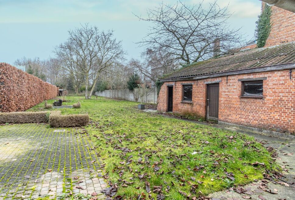 Verrassend ruime, op te frissen woning met handelsruimte op toplocatie in het hartje van Overmere Centrum. 

Op de benedenverdieping bevindt zich het woongedeelte bestaande uit een ruime living met open keuken, bureauruimte en toilet. 
De handelsruimte aa