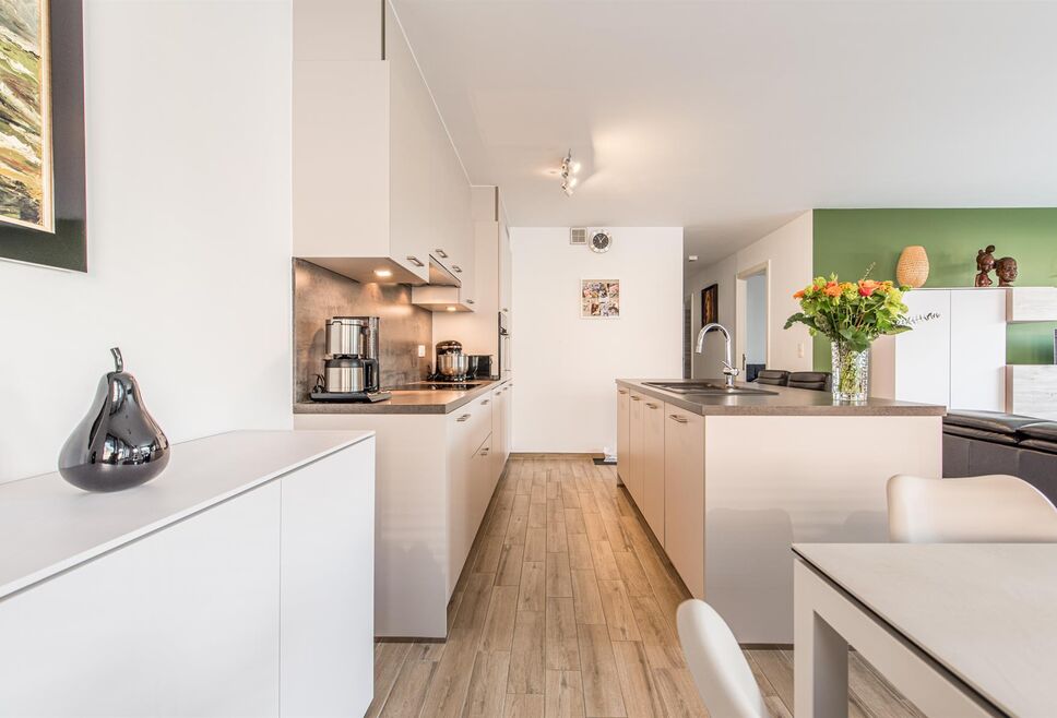 Dit nieuwbouwappartement op toplocatie werd opgericht in 2018 en wordt verkocht onder registratie, geen BTW. 

Het gelijkvloers appartement met privé-tuin en garage werd afgewerkt met hoogwaardige materialen en verkeert in absolute nieuwstaat. 

De licht