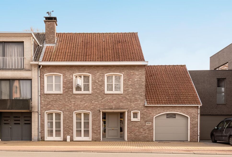 Charmante burgerwoning te koop in de dorpskern te Vrasene!
Deze goed onderhouden burgerwoning omvat een ruime lichtrijke inkomhal met gastentoilet. In het woongedeelte met oog op de prachtige natuurstenen schouw heb je een open keuken met zicht op de ruim