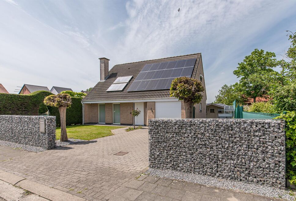 Deze ruime woning ligt op een toplocatie en is opgebouwd uit duurzame materialen.

De lichtrijke woonkamer met charmante gashaard is aangesloten op de open keuken, die in 2019 volledig gerenoveerd is met hoogwaardige materialen en beschikt over de nieuwst